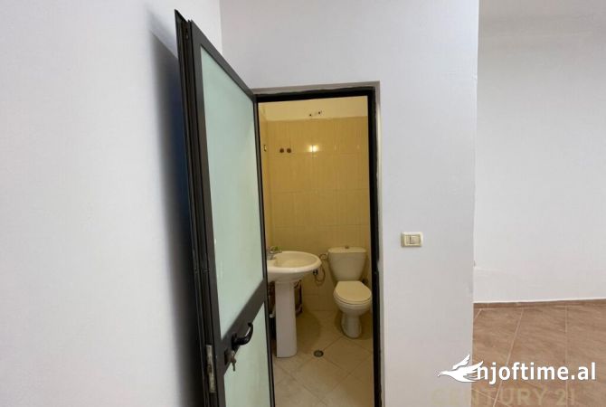 AMBIENT KOMERCIAL PER SHITJE TEK KODRA E DIELLIT!!