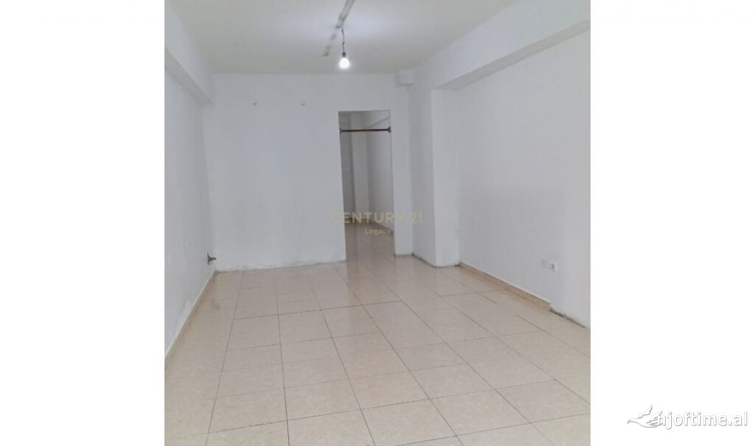 Jepet me qira dyqan ne rruge kryesore,650 Euro /Muaj .ISH PARKU