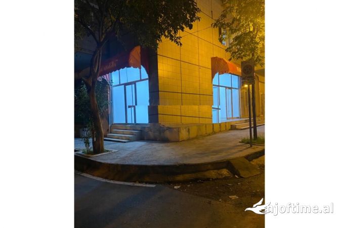 Ambiente Commerciale in Affitto 1+1 a Tirana - 500 Euro