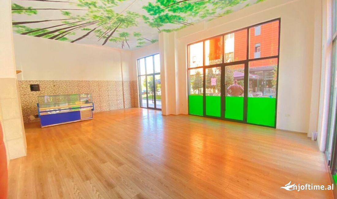 Japim me qira njesi komerciale tek kompleksi Green City ne Unazen e Re Astir. 600 Euro /Muaj