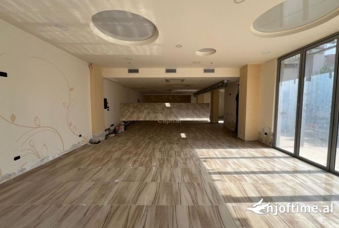 Ambiente Commerciale in Affitto 1+1 a Tirana - 550 Euro