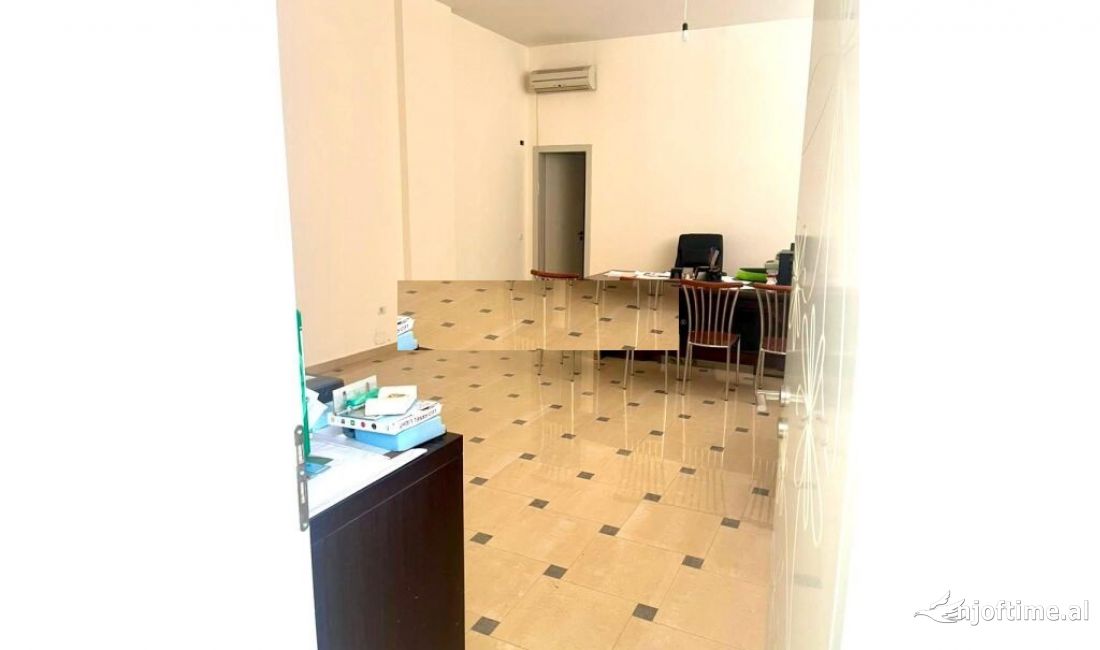 Shitet Ambjente Komercial Te Kodra E Diellit 1. 100,000 Euro