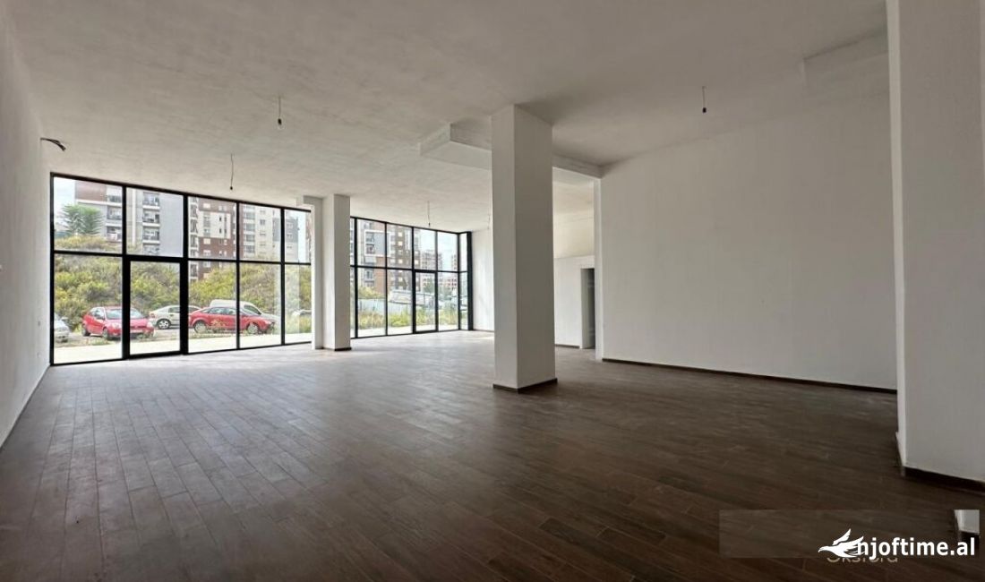 Jepet me qira njesi sherbimi open space, tek ish Fusha e Aviacionit! 1,700 Euro /Muaj