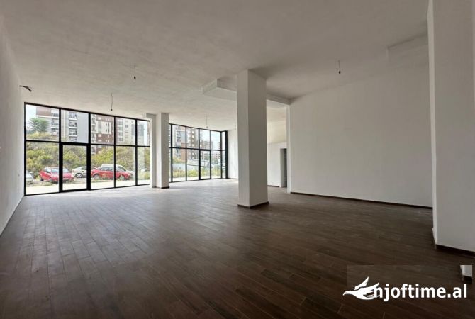 Ambiente Commerciale in Affitto 1+1 a Tirana - 1,700 Euro