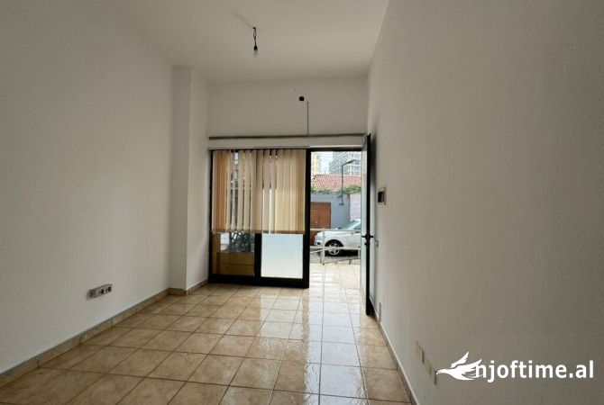 Ambiente Commerciale in Affitto 1+1 a Tirana - 400 Euro
