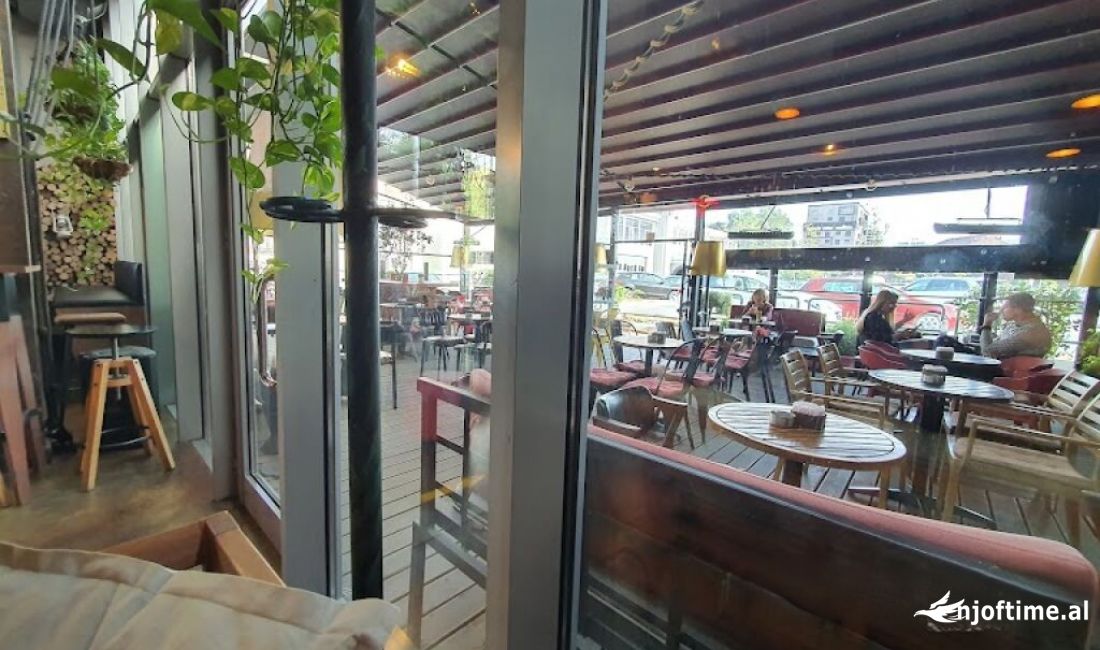 SHITET BIZNES BAR LOUNGE TEK STADIUMI DINAMO! 120,000 Euro