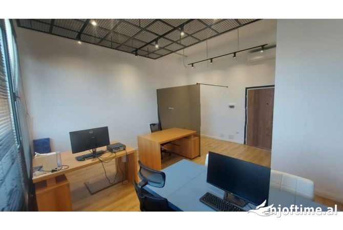 Ambiente Commerciale in Vendita 1+1 a Tirana - 130,000 Euro