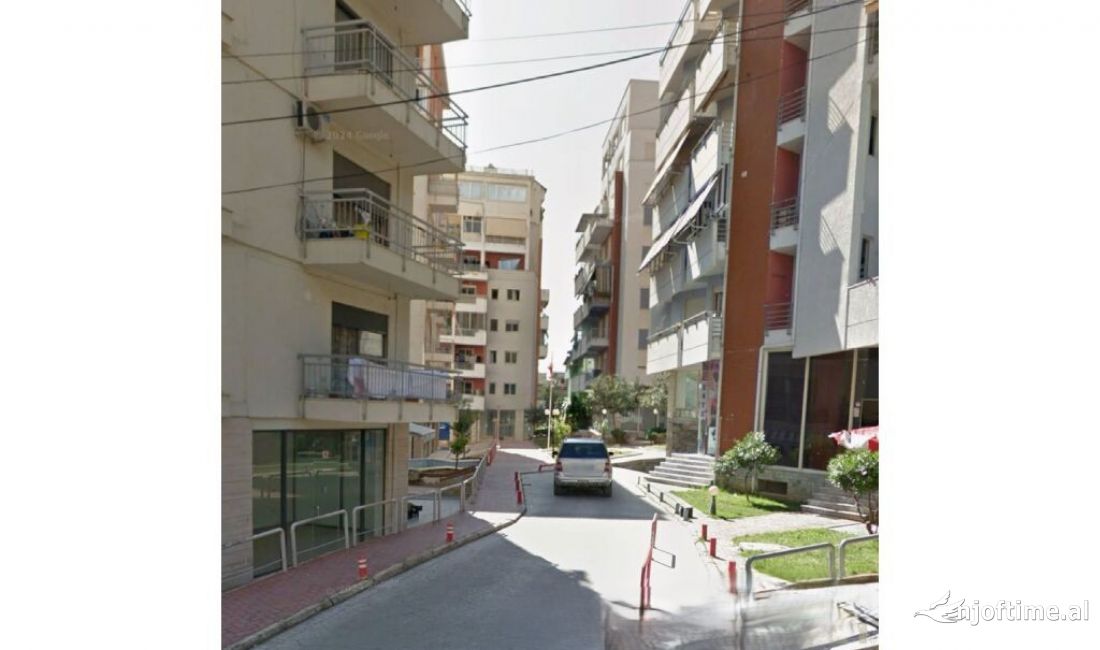 AMBIENT KOMERCIAL PER SHITJE NE FRESK. 80,000 Euro