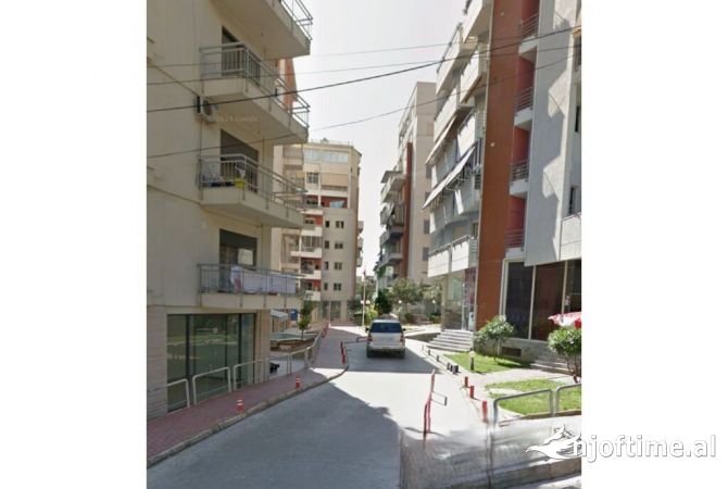 Ambiente Commerciale in Vendita 1+1 a Tirana - 80,000 Euro
