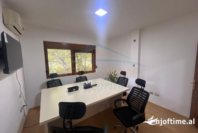 Ambiente Commerciale in Affitto 3+1 a Tirana - 900 Euro