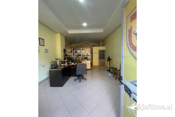 Ambiente Commerciale in Affitto 3+1 a Tirana - 330 Euro