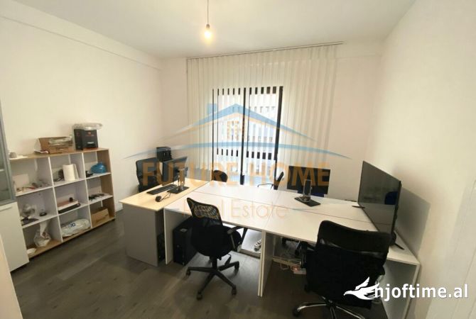 Ambiente Commerciale in Affitto 3+1 a Tirana - 1,000 Euro