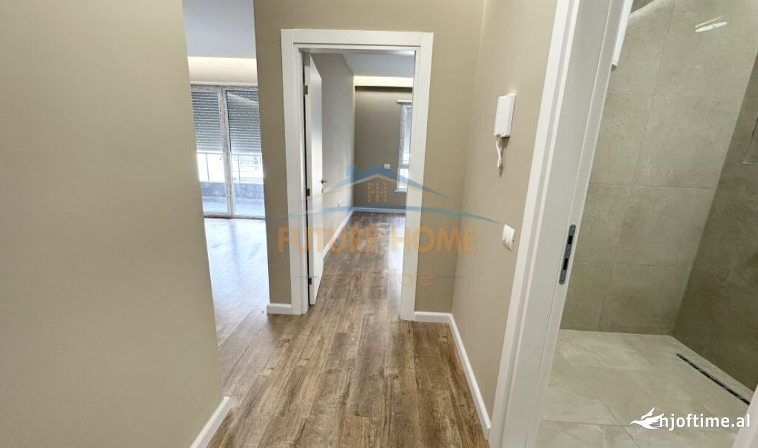 Ambient zyre per qira, Komuna e Parisit, Tirane.