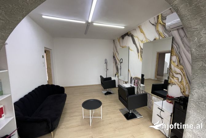 Ambiente Commerciale in Affitto 3+1 a Tirana - 750 Euro