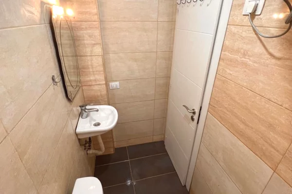 Shtepi me qera Apartament ne Tirane, Garsoniere, Mobilimi E mobiluar, Pagesa 26,000  Leke.