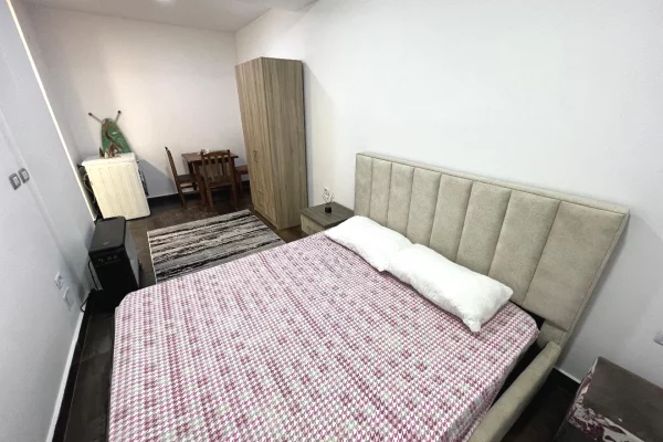 Shtepi me qera 1+1 ne Tirane - 26,000 Leke