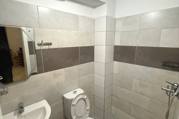 Shtepi me qera Apartament ne Tirane, Garsoniere, Mobilimi E mobiluar, Pagesa 26,000  Euro.