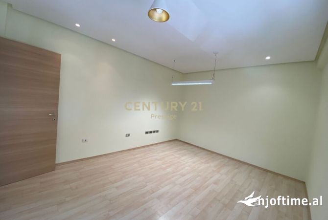 AMBIENT ZYRE ME QIRA, PRANE PAZARIT TE RI, TIRANE!