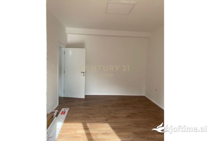 Ambiente Commerciale in Affitto 3+1 a Tirana - 700 Euro