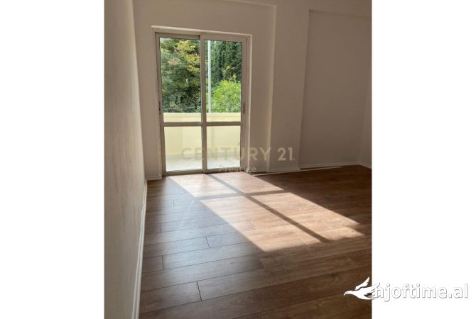 Ambiente Commerciale in Affitto 3+1 a Tirana - 700 Euro