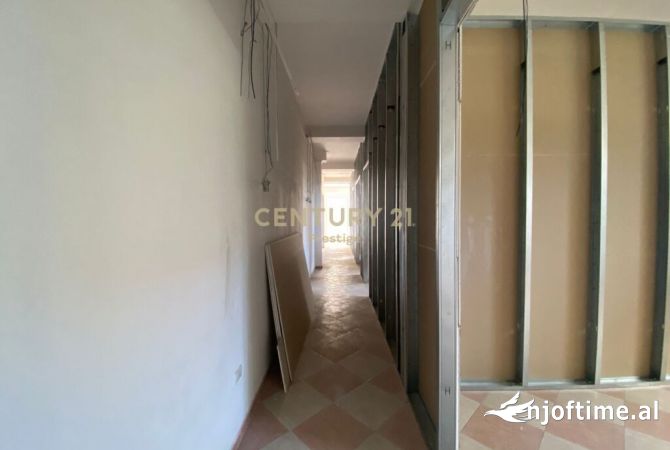 Ambiente Commerciale in Affitto 1+1 a Tirana - 2,000 Euro