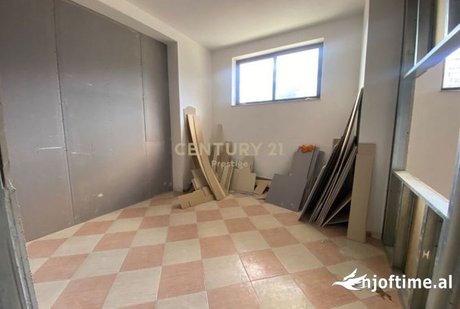 Ambiente Commerciale in Affitto 1+1 a Tirana - 2,000 Euro