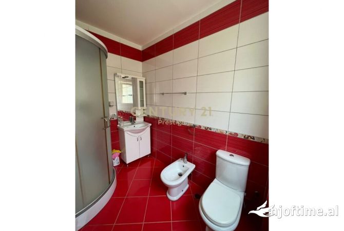 Shtepi me qera Vila Luksoze ne Durres, 3+1, Mobilimi E mobiluar, Pagesa 1,000  Euro.