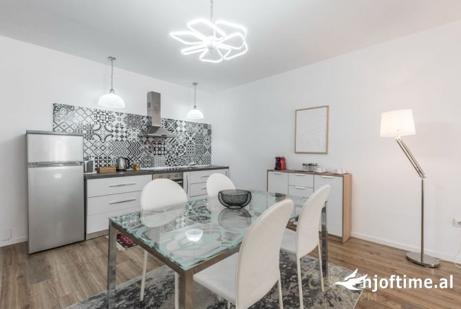 Shtepi me qera Apartament ne Tirane, 2+1, Mobilimi E mobiluar, Pagesa 1,100  Euro.
