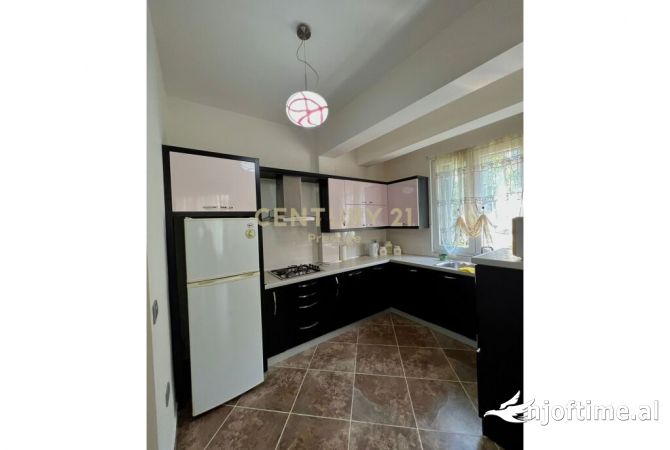 Shtepi me qera Vila Luksoze ne Durres, 3+1, Mobilimi E mobiluar, Pagesa 1,000  Euro.