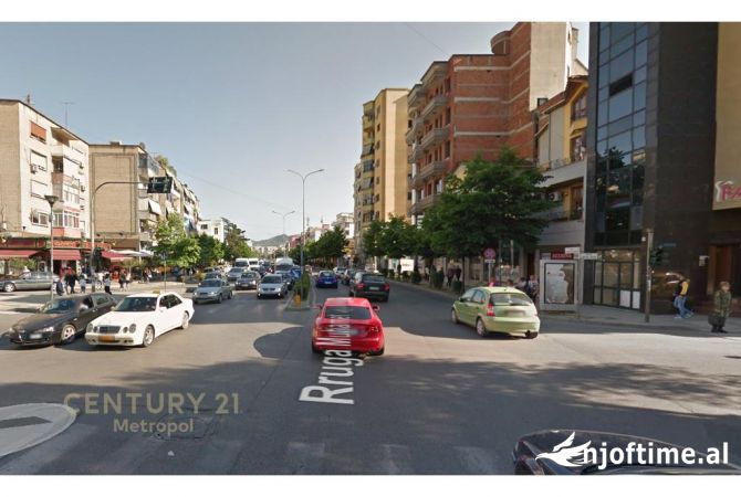 Ambiente Commerciale in Affitto 3+1 a Tirana - 2,000 Euro