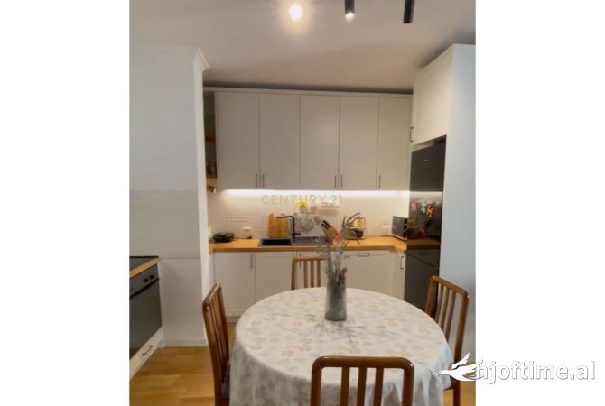 Apartament 2+1 me qira tek Rruga e Kosovareve!