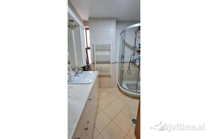 TIRANE, QENDER: APARTAMENT 3+1+2 ME QIRA