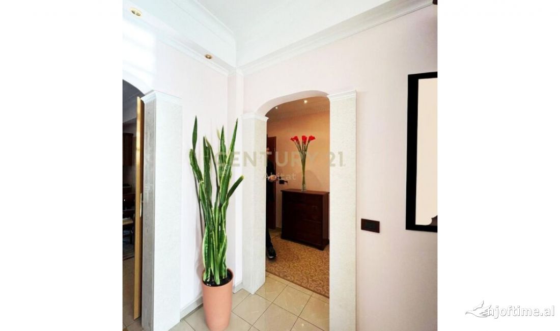 Shtepi me qera Papafingo(kati i catise) ne Tirane, 2+1, Mobilimi E mobiluar, Pagesa 1,500  Euro.