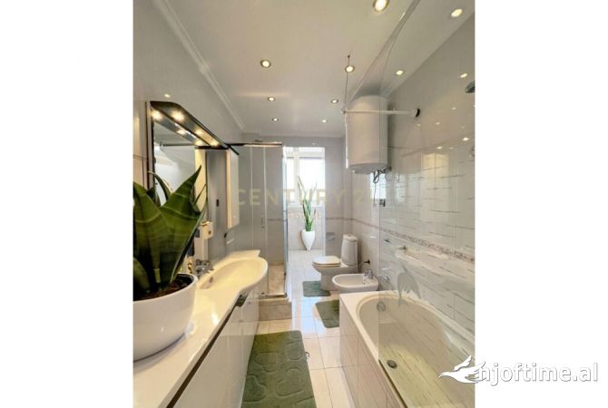 Shtepi me qera Papafingo(kati i catise) ne Tirane, 2+1, Mobilimi E mobiluar, Pagesa 1,500  Euro.