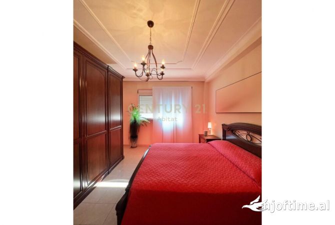 Shtepi me qera Papafingo(kati i catise) ne Tirane, 2+1, Mobilimi E mobiluar, Pagesa 1,500  Euro.