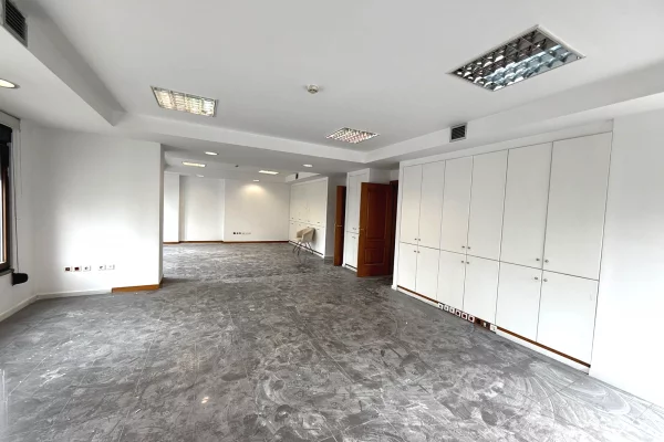 Ambiente Commerciale in Affitto 3+1 a Tirana - 3,000 Euro