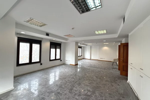 Ambiente Commerciale in Affitto 3+1 a Tirana - 3,000 Euro