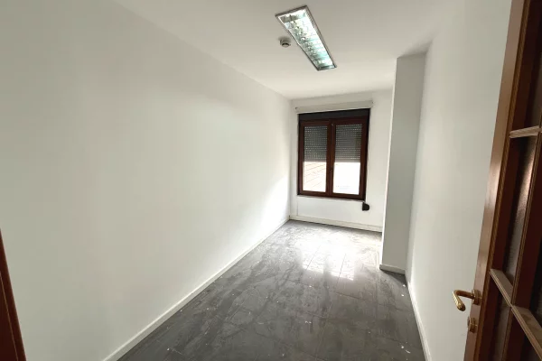 Ambiente Commerciale in Affitto 3+1 a Tirana - 3,000 Euro