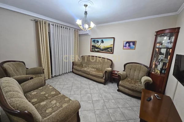 Shitet Apartament 2+1+2 pranë Shkollës Mihal Grameno 