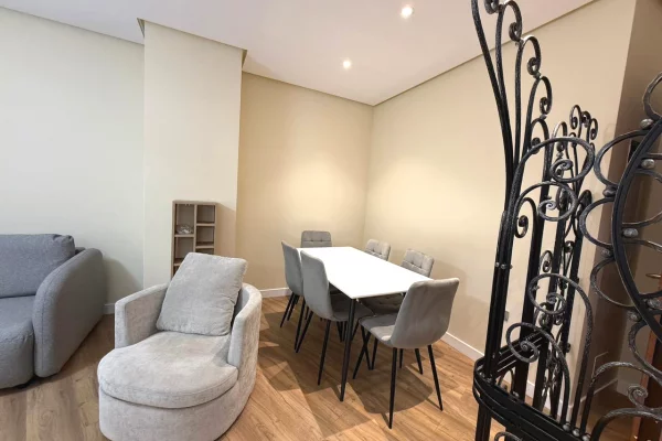 Shtepi me qera Apartament ne Tirane, 1+1, Mobilimi E mobiluar, Pagesa 800  Euro.