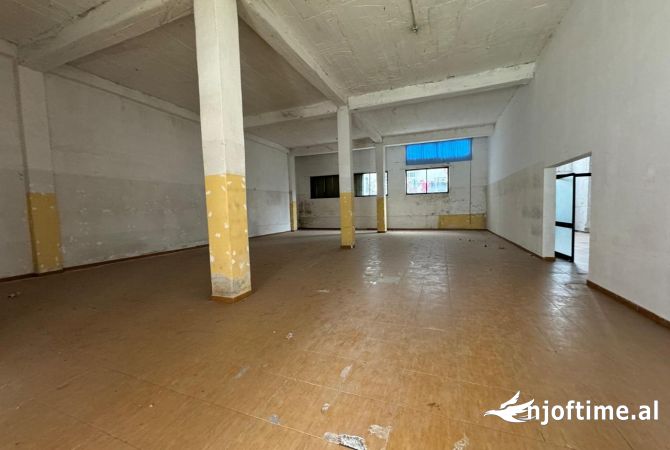 Ambiente Commerciale in Affitto 4+1 a Tirana - 2,300 Euro