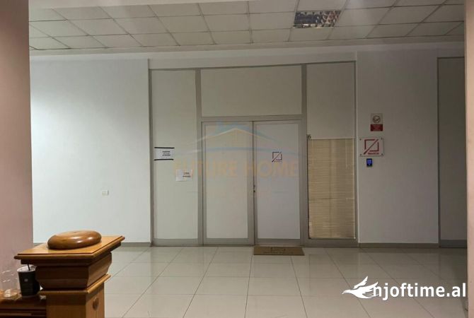Ambiente Commerciale in Affitto 3+1 a Tirana - 1,200 Euro