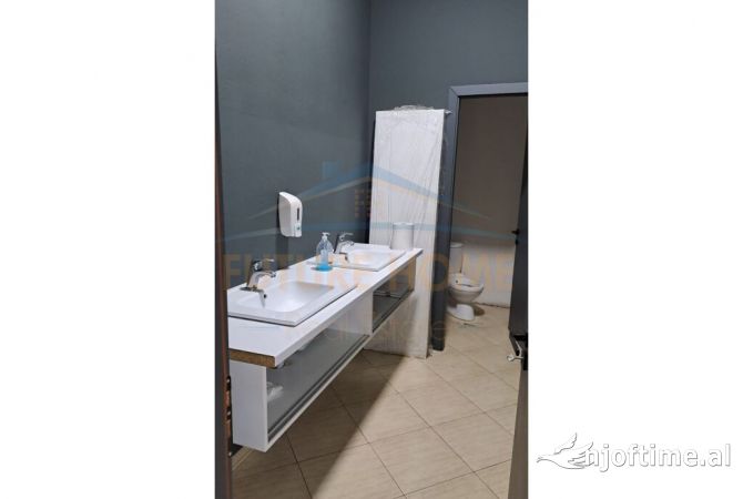 Ambiente Commerciale in Affitto 3+1 a Tirana - 2,800 Euro