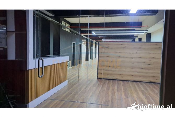 Ambiente Commerciale in Affitto 3+1 a Tirana - 2,800 Euro