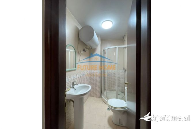 Ambiente Commerciale in Affitto 3+1 a Tirana - 1,000 Euro