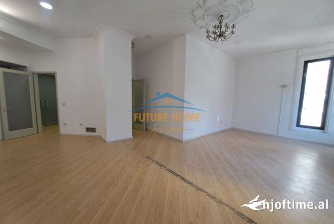 Disponojme me qera ambjent per zyra ne Qender .