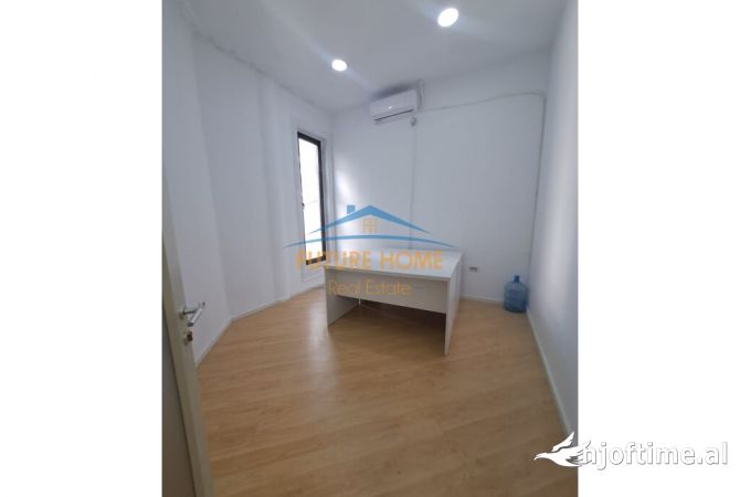 Disponojme me qera ambjent per zyra ne Qender .