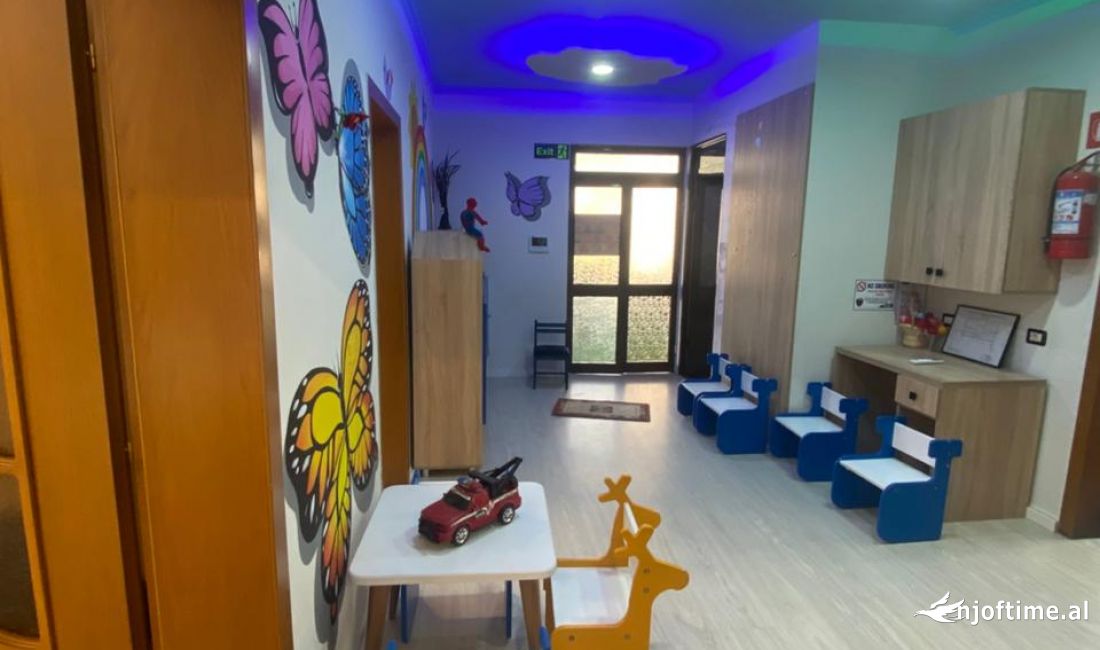 Tirane, jepet me qera ambjent biznesi Kati 2, 208 m2 1.000 Euro (Ali Demi)