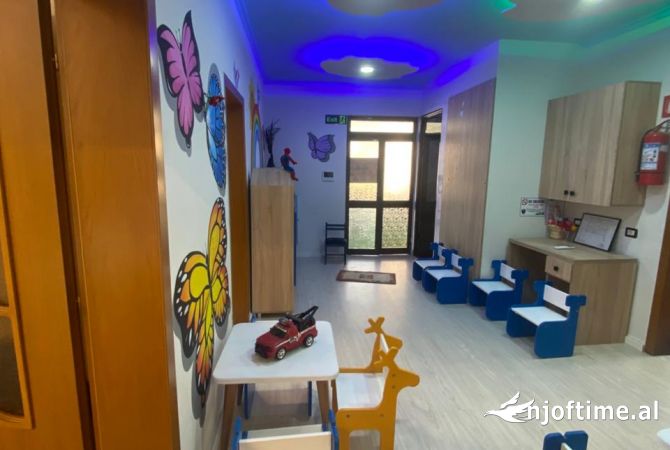 Ambiente Commerciale in Affitto 3+1 a Tirana - 1,000 Euro