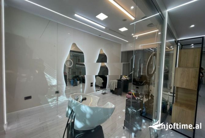 JEPET ME QIRA ZYRE TEK LICEU ARTISTIK I TIRANES!  1,350 € 